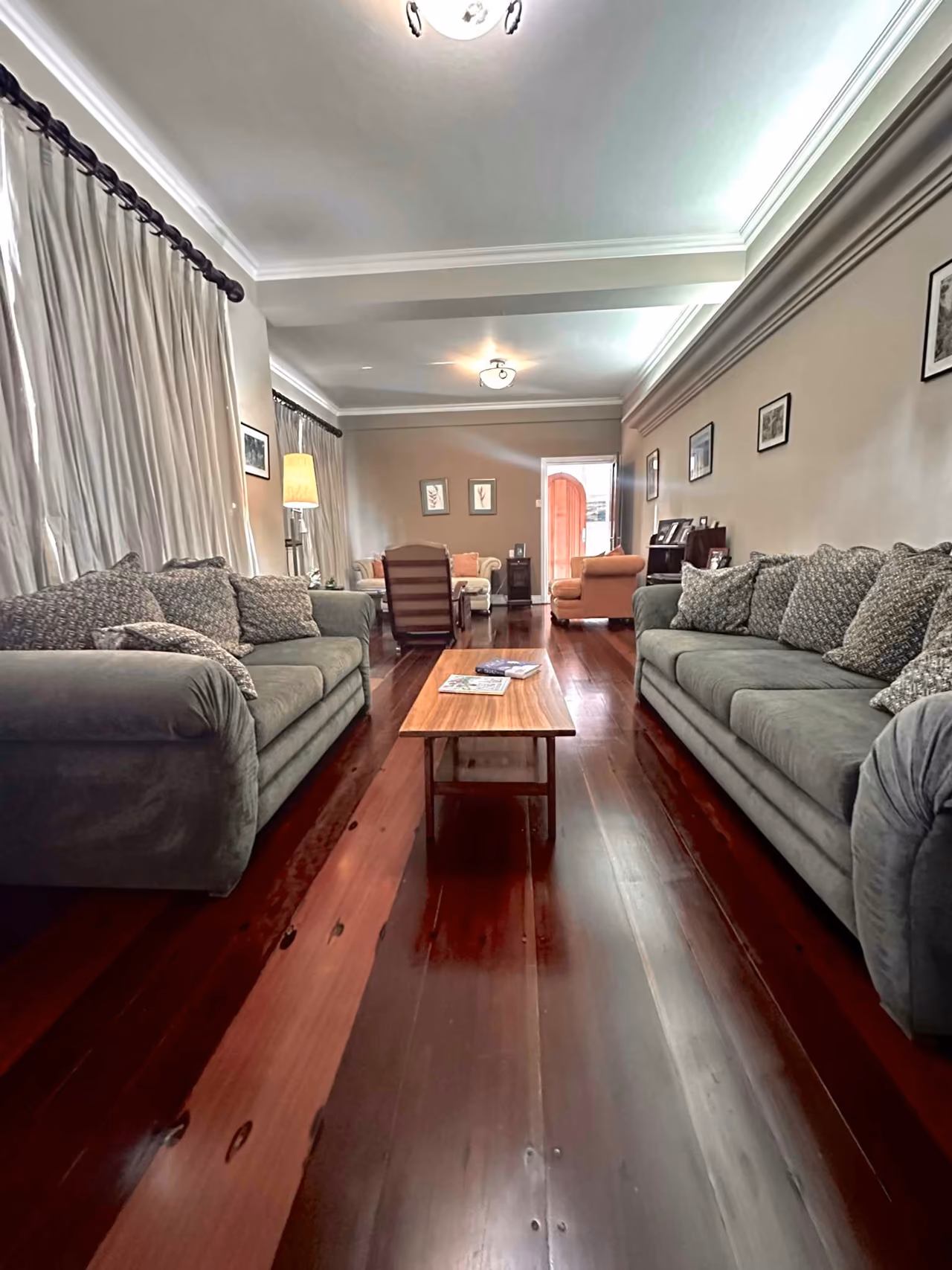Casa en Escazú con amplio jardín — foto 1 de 20