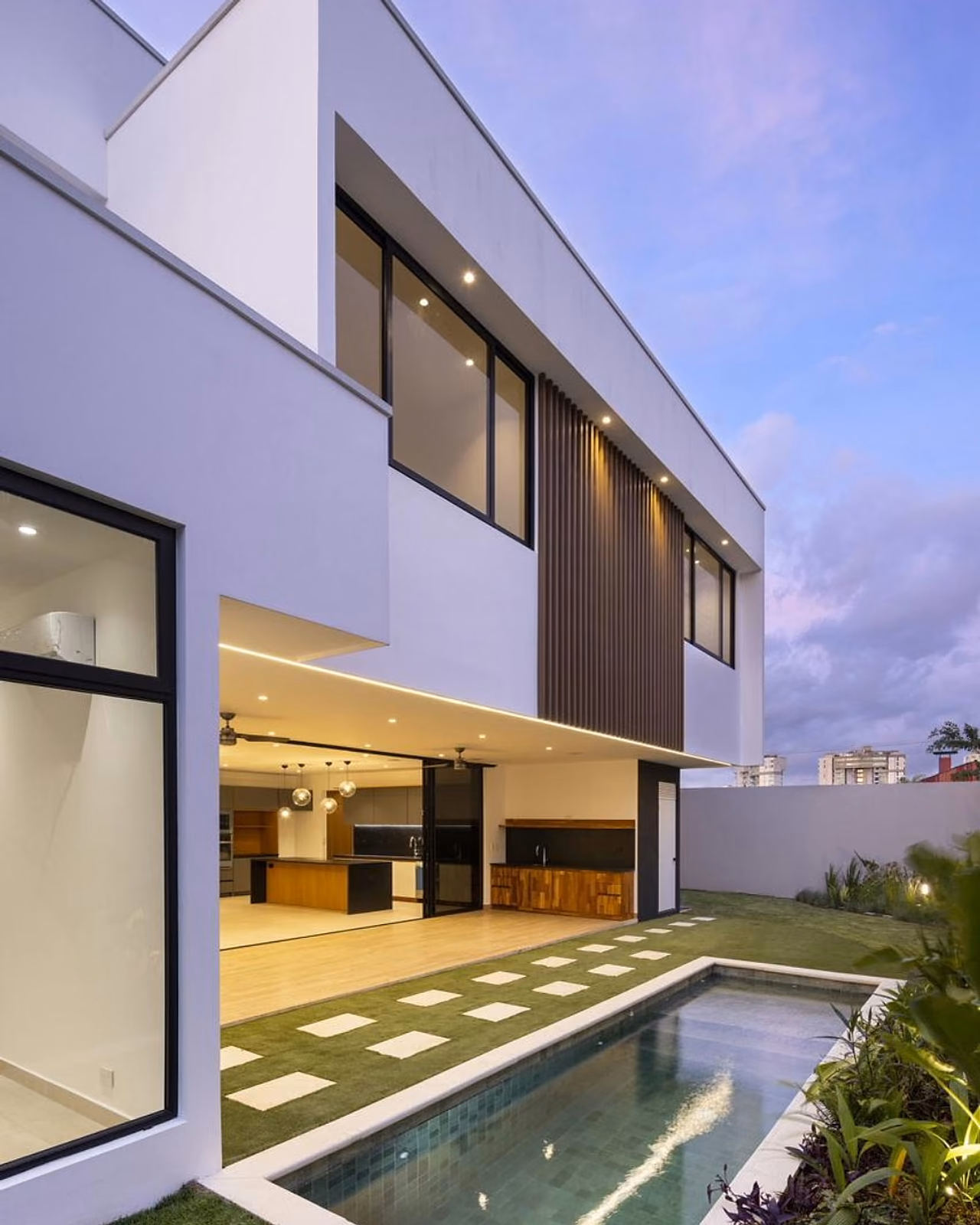 Casa moderna y espectacular en Escazú — foto 1 de 16