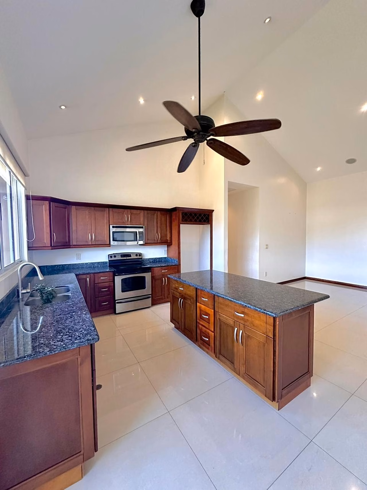 Penthouse in San Rafael de Escazú — photo 1 of 16