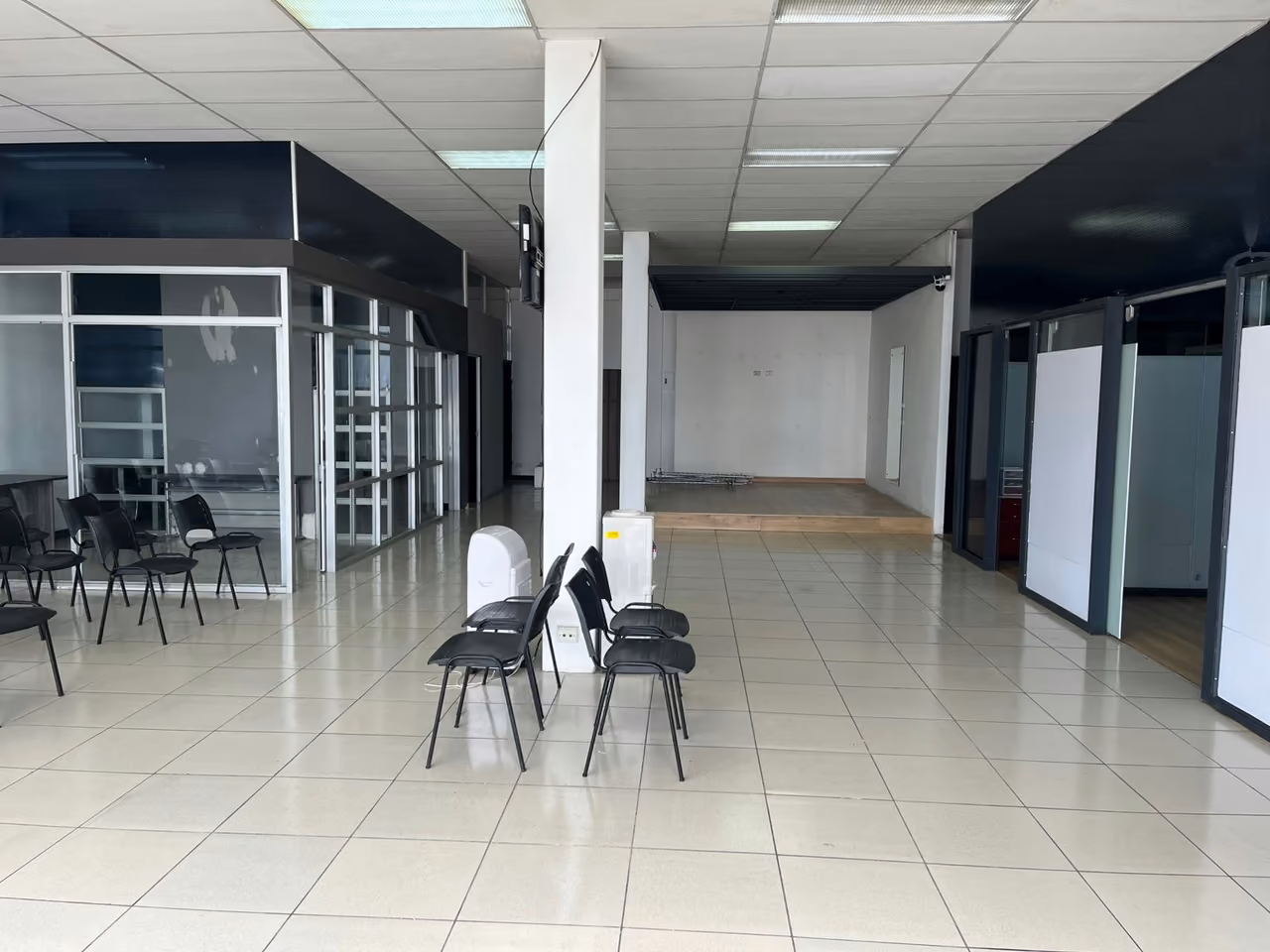 Local comercial y oficinas en Pavas — foto 15 de 20