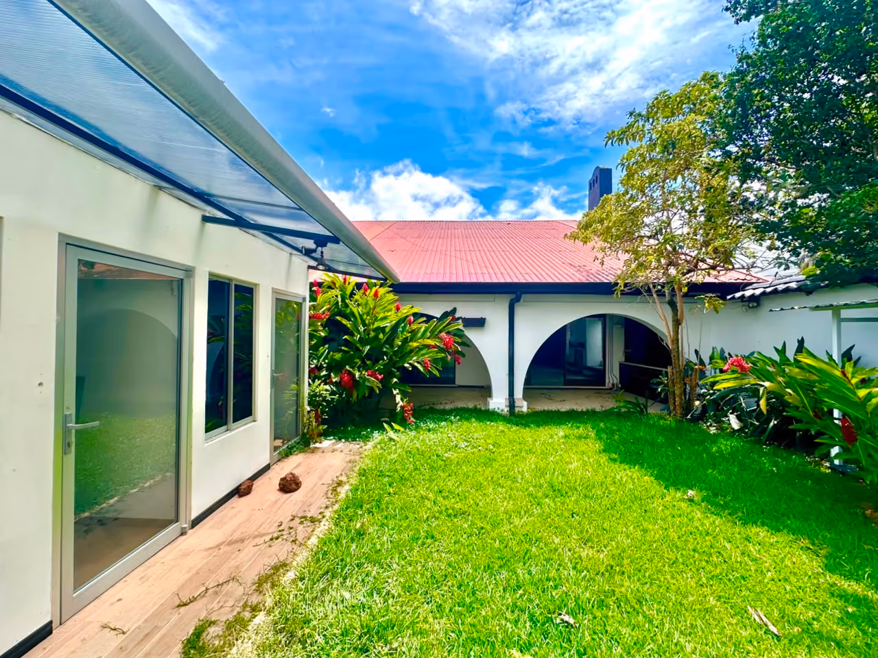 House in Nunciatura, ideal for development or rent — photo 1 of 13