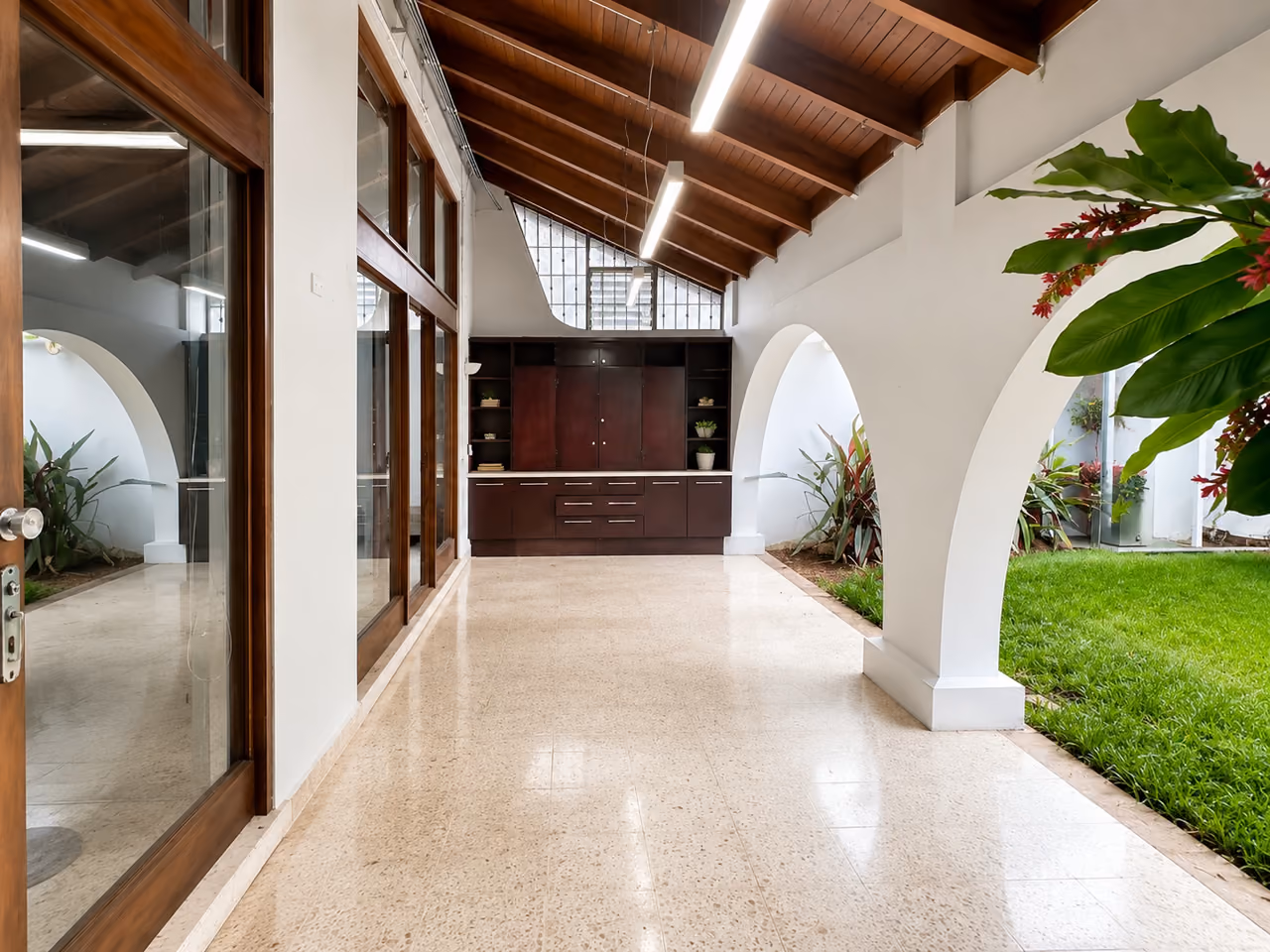 House in Nunciatura for offices or residential use — photo 1 of 20