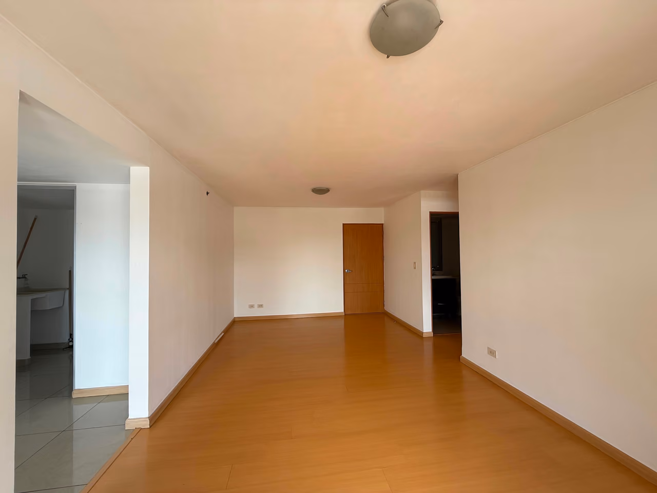 Amplio apartamento de 1 habitación en San José centro — foto 1 de 15
