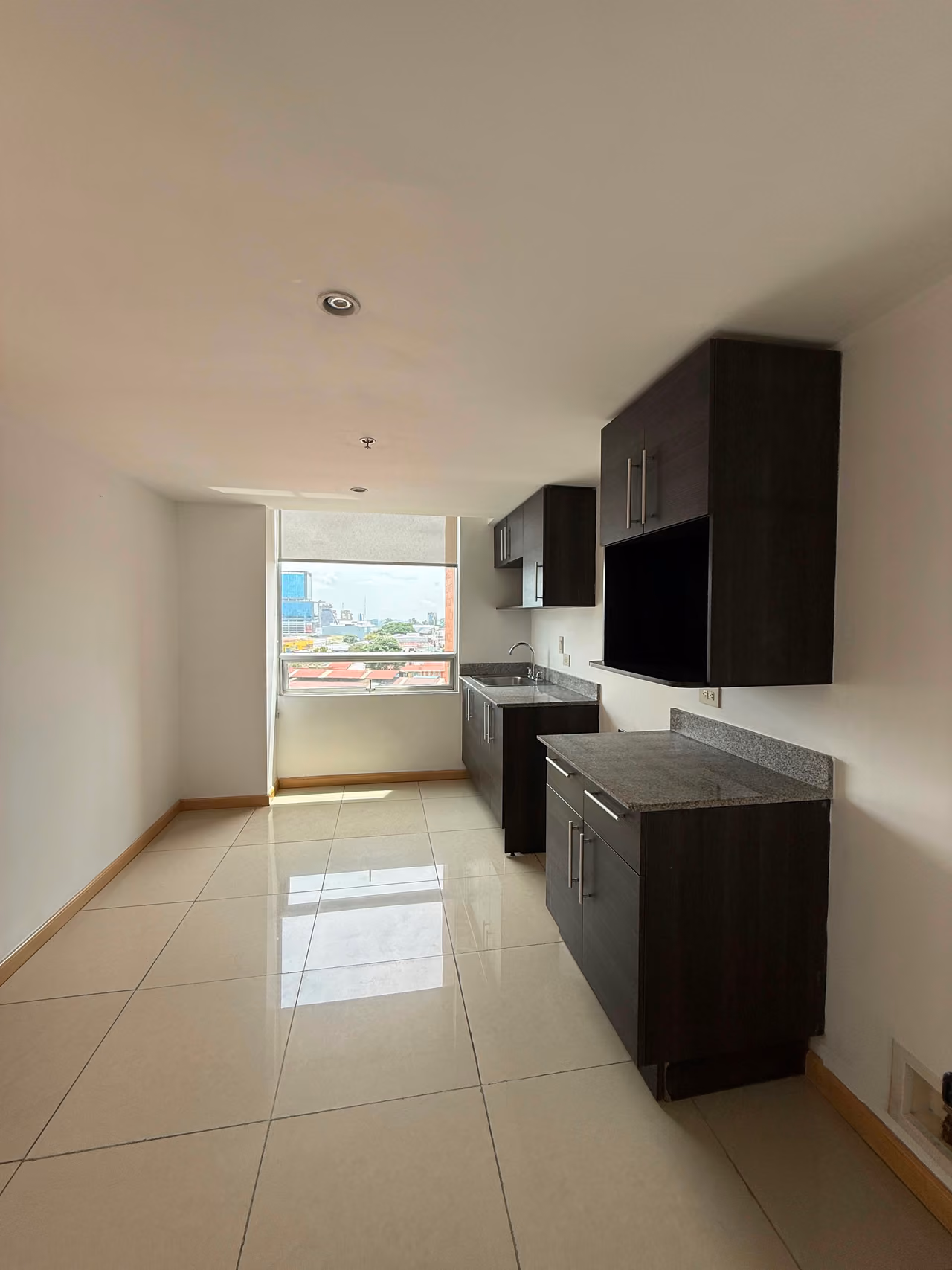 Amplio apartamento de 1 habitación en San José centro — foto 2 de 15
