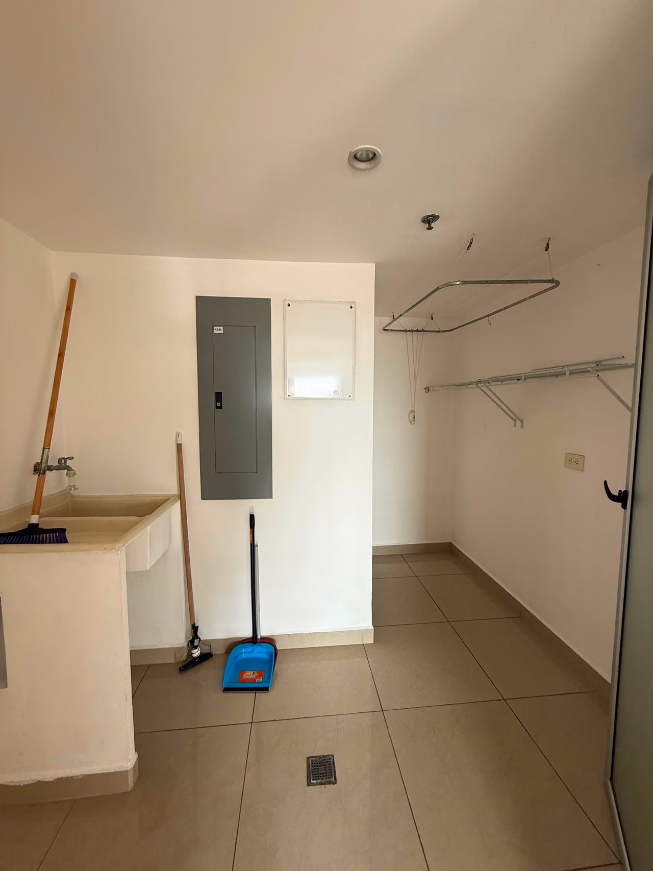 Amplio apartamento de 1 habitación en San José centro — foto 5 de 15